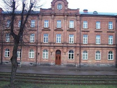 Attēlā attēlota Latgales rajona tiesas (18. novembra ielā) ēka